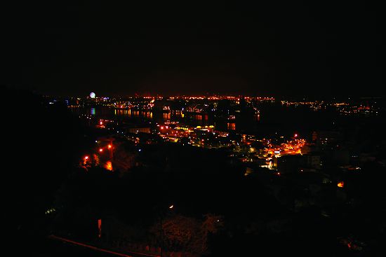 登上遊客中心頂樓的觀景平台眺望大高雄夜景