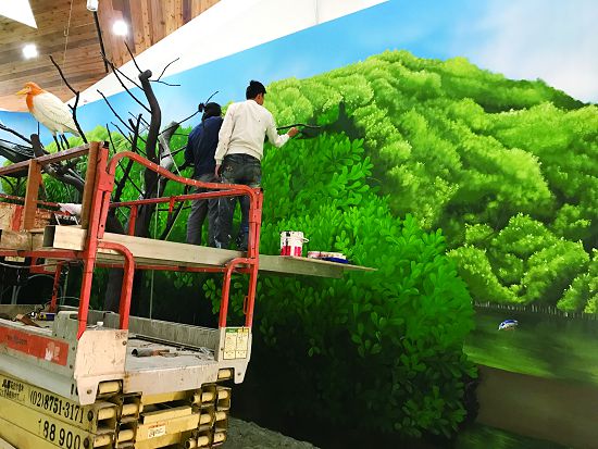  〔背景繪製〕 背景的繪製師們雖擁有繪圖的專業，卻不一定瞭解在地的生態樣貌，因此繪製時都會有專家在一旁提供建議 。