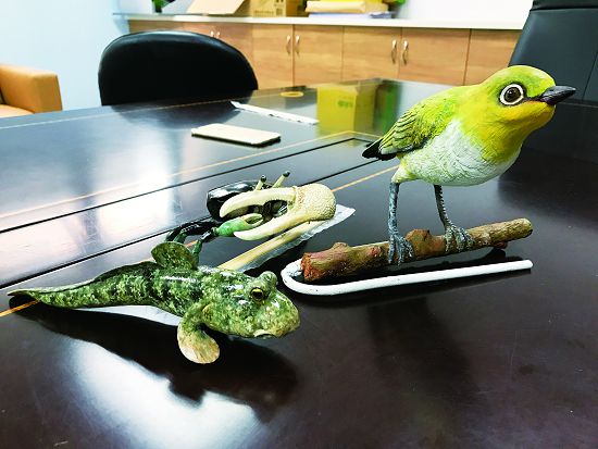 〔動物模型驗收〕國家公園肩負傳遞正確知識的重任，每一隻遊客中心內的動物模型都經過專家的檢視，並由師傅們反覆修正後，才得以出現在民眾面前。