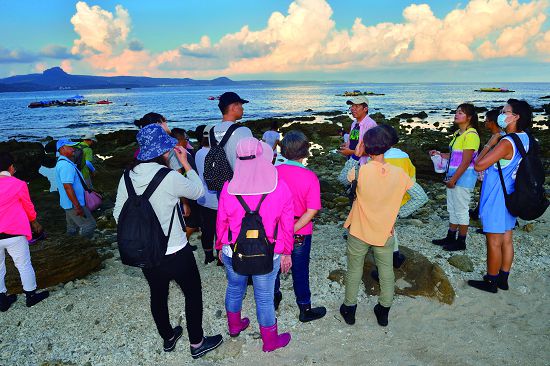 大光社區潮間帶生態遊程進行日間觀察／陳忠能攝