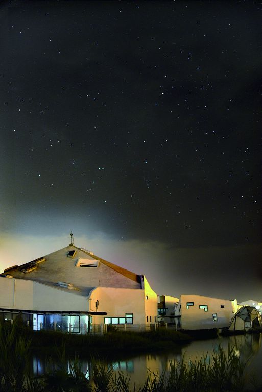 建築設計時，開口部（門窗）設置除了注重對於建築內微氣候的調節，也注意盡量減少夜晚光線外射的問題／台管處提供