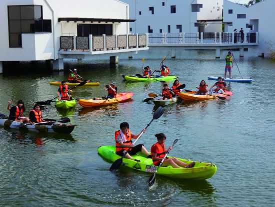 乘坐獨木舟穿梭在台江學園 「高腳屋」建築群之間