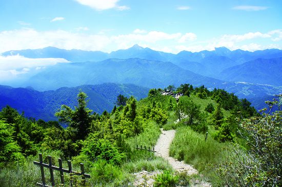 哭坡的景觀臺往上去就是雪山東峰較陡的一段