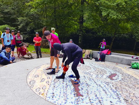 趴溪數魚前,必須先進行安全教育及裝備說明