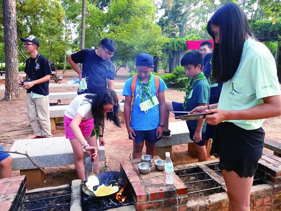 撿拾木麻黃小枝,升起火來展廚藝/金管處提供