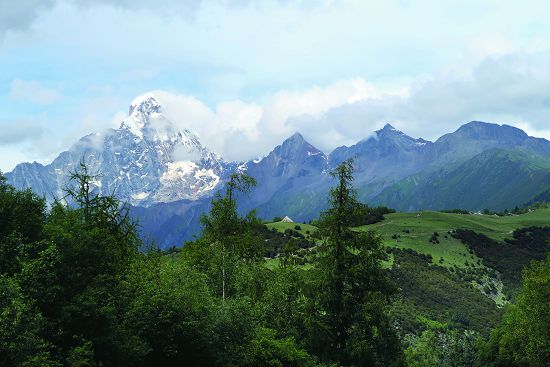 巴朗山公路貓鼻樑觀景臺遠眺望四姑娘山夏景