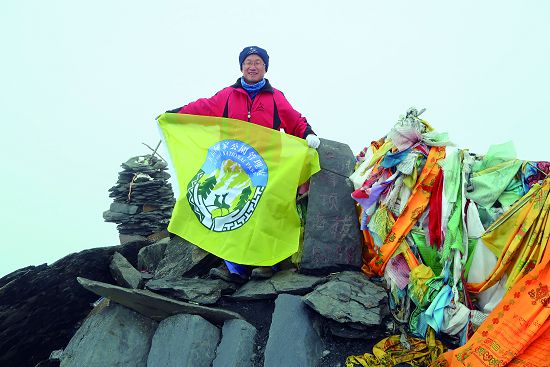 四姑娘山二峰頂（5,276公尺）展開玉山國家公園管理處旗幟