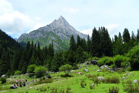 長坪溝上干海子景點遠處為婆謬峰（5,413公尺）