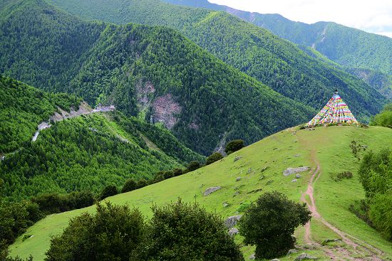 海子溝鍋庄坪遠眺巴朗公路最高點