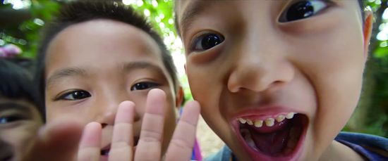 孩子充滿好奇的雙眼,正在見證大自然的奧妙/擷取自《微觀墾丁首部曲──誕生》