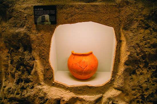 壽山國家自然公園遊客中心內介紹區內遺址時,透過動手拼湊陶甕,增加對於史前歷史的真實體驗/顏歸真攝