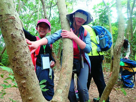 「矇眼摸樹」讓參與活動的人憑著觸覺記憶,尋找命中注定的一棵樹/壽籌處提供