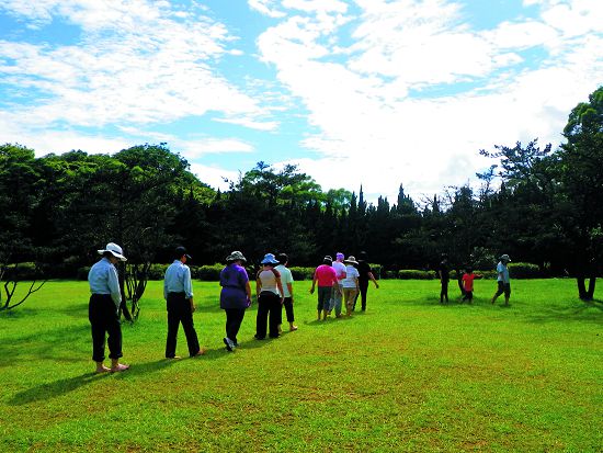 赤腳踩在陽明山的草地上,體驗腳踏實地的感覺/陽管處提供