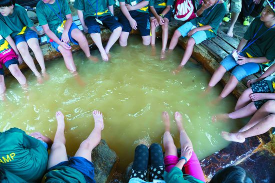 小朋友愉快地在陽明山的溫泉水中,暢快地用皮膚的感覺拓展對於環境的體驗/陽管處提供