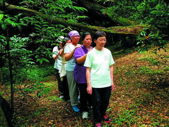 「毛毛蟲矇眼走路」活動,讓大家在視覺遮蔽的狀態下搭肩前進,透過身體的感覺去感受與隊友和領路人間的動作/陽管處提供