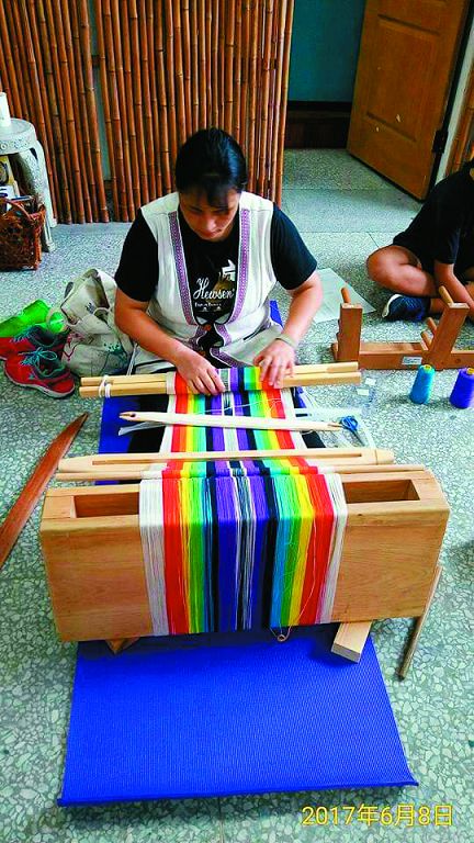 太魯閣族傳統織布之操作/莎吉.哩稿提供