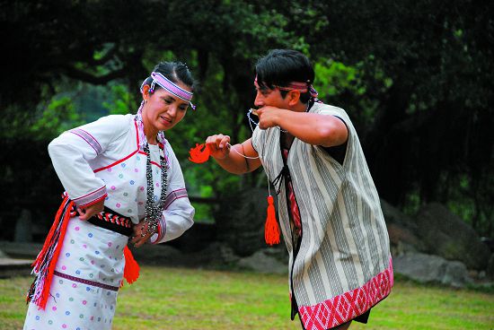 太魯閣族男女服飾/太管處提供(林茂耀攝)