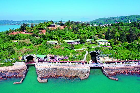 九宮坑道於1965年完工，坑道總長約790公尺、共4個出入口，幾乎全部隱身於堅硬的花崗岩之中