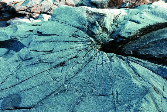 岩石炸痕銘記金門過往的戰地歷史