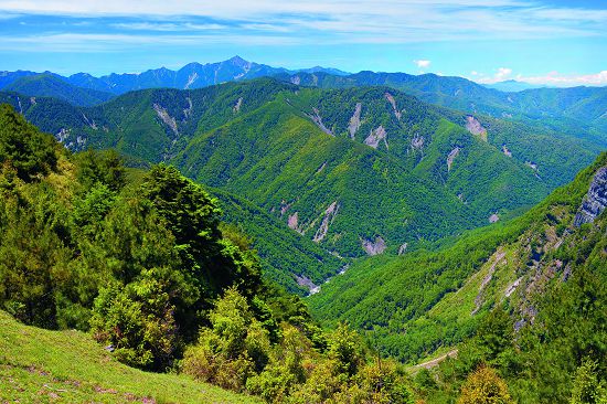 俯瞰楠梓仙溪河谷及遠眺關山／何小綠攝