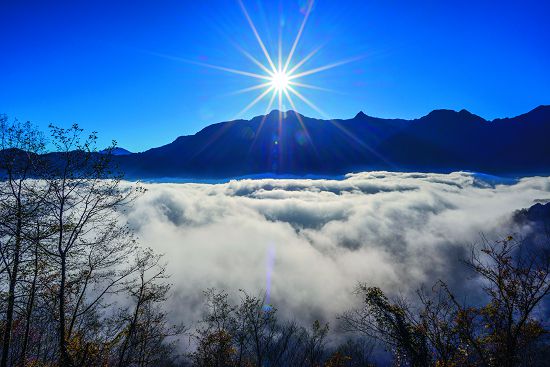 塔塔加臺21線上就能看到壯麗的日出／何小綠攝