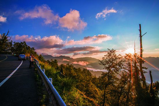 前往塔塔加交通便利，公路沿線景觀更是讓人流連／何小綠攝
