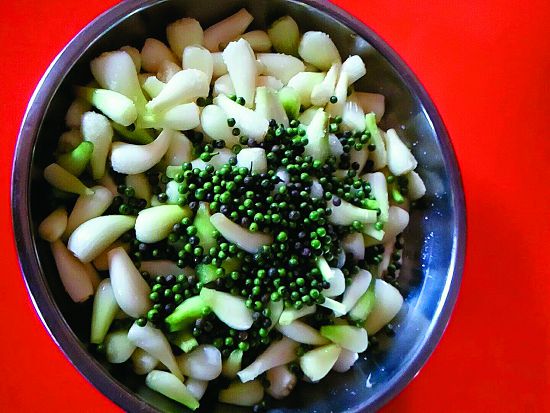 白色為蕗蕎，上面鋪上山胡椒