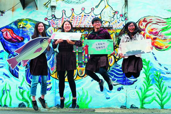 參加「時光的迴聲」實境遊戲的年輕族群