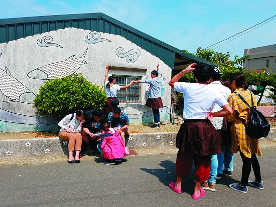 實境遊戲玩家需穿著漁民下魚塭之服裝「薯榔裙」