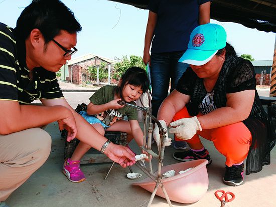 運用工具在蚵殼上鑽洞才能將蚵殼串起