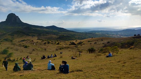 永靖社區「騎到牛背上」遊程穿越石牛山背後的古道,徜徉永靖的牧原風光