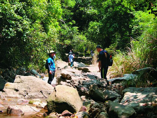 白沙彌溪是「騎在牛背上」遊程的重要景點,牛背其實指的是石牛山(小尖山)