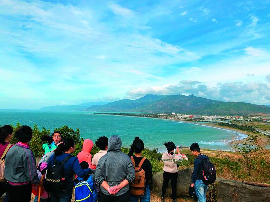 龜山頂俯瞰「瑯嶠灣」,還可感受強勁的東北季風