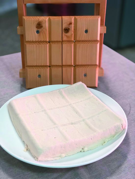 後灣生態旅遊規劃了「鹽滷豆腐DIY」,連結在地採鹽文化