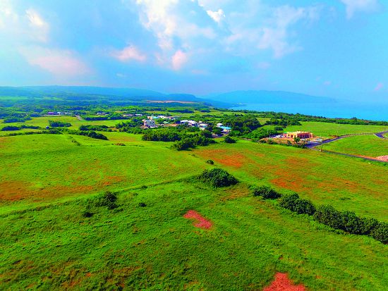 水蛙窟社區位於廣闊的草原中