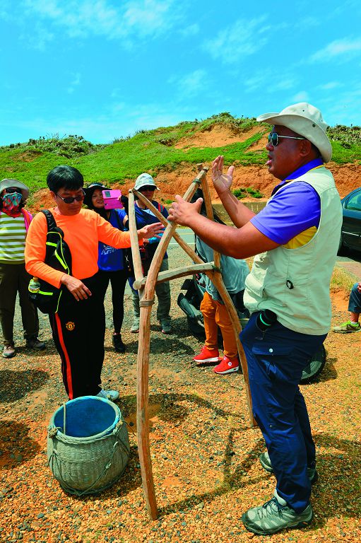 早期裝魚苗的桶子和扛麻（瓊麻葉）架