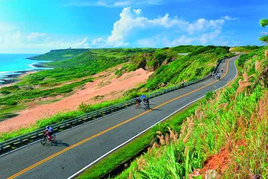 著名的風吹砂景觀及龍磐草原就在水蛙窟附近，讓臺26公路成為最美的景觀公路之一
