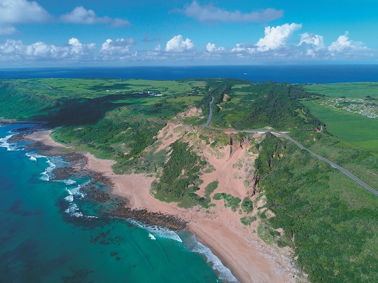 墾丁秋冬季的風吹砂景觀,不僅能用眼睛欣賞,更能在東北季風的吹拂下,感受空氣沙的重量、濕度、鹽分/陳忠能攝