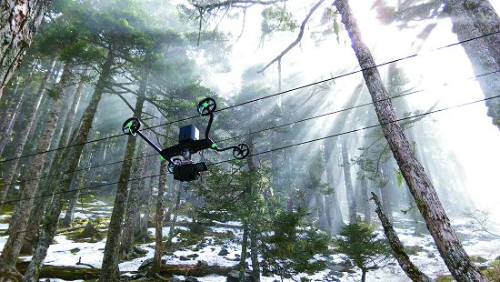 軌道攝影機穿梭雪山黑森林中取景/邱信宏攝