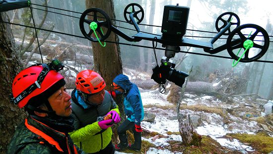 許鴻龍導演與團隊在雪山黑森林中規劃與架設「天軌」/邱信宏攝