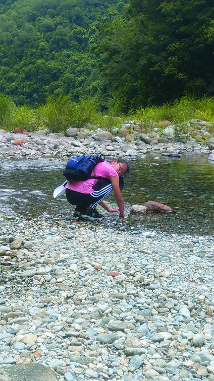 圖片：運用觸覺感官體驗大自然／劉淑瑛攝