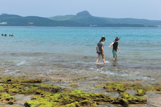 聞著鹹鹹的海風,唇瓣傳來海水鹹澀的滋味,成為我們記憶中海的味道/陳忠能