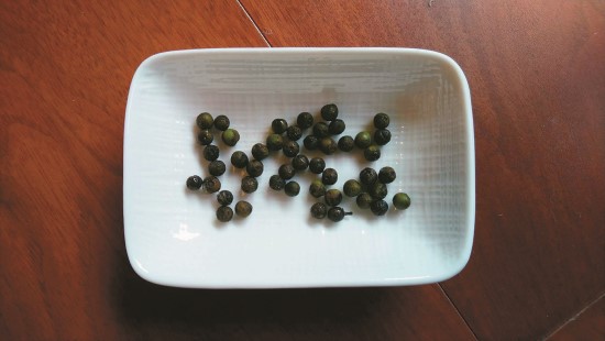 山胡椒果實經過陽光曝曬後逐漸呈現黑褐色/呂慧穎