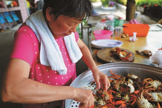 社區婦女處理紅蟳／吳比娜