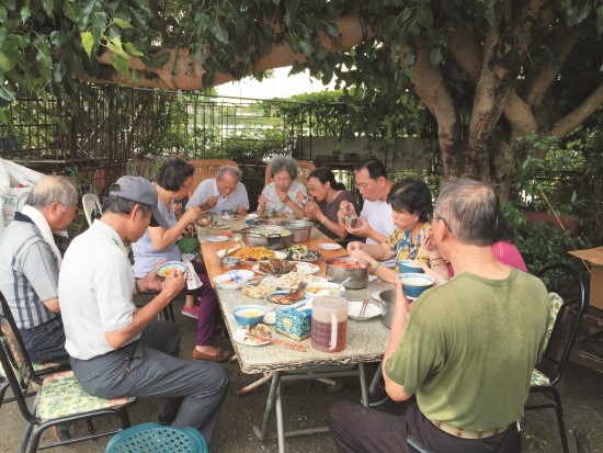 在大樹下清風間享受台江鄉土食／吳比娜