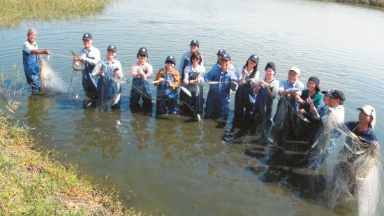 漁夫體驗營下水捕撈／台管處提供