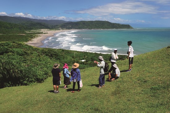 社區解說員帶領遊客遙望八瑤灣，解說牡丹社事件發生由來