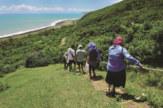 鼻頭草原下山步道可遠眺出風鼻