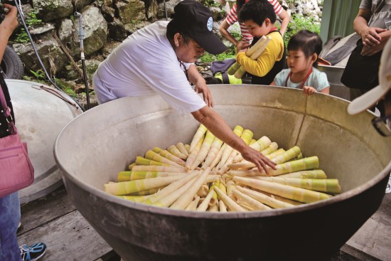用柴燒大鍋烹煮桂竹筍
