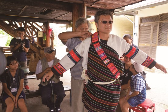 示範泰雅族北勢群傳統服飾的著裝方式